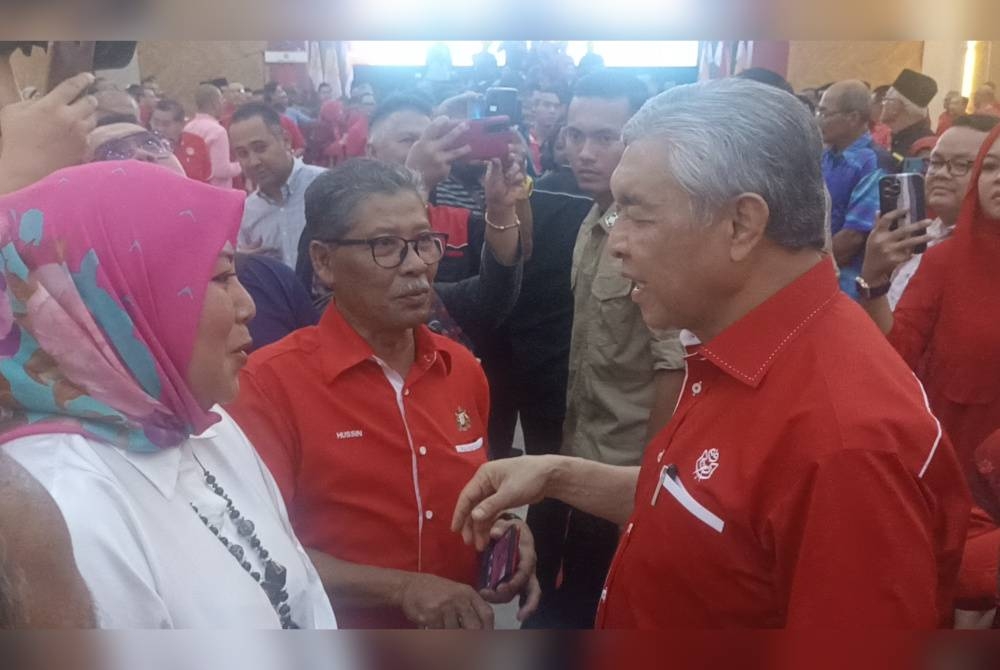 Ahmad Zahid (kanan) tiba di Kompleks Tan Sri Mohamed Rahmat pada Ahad.