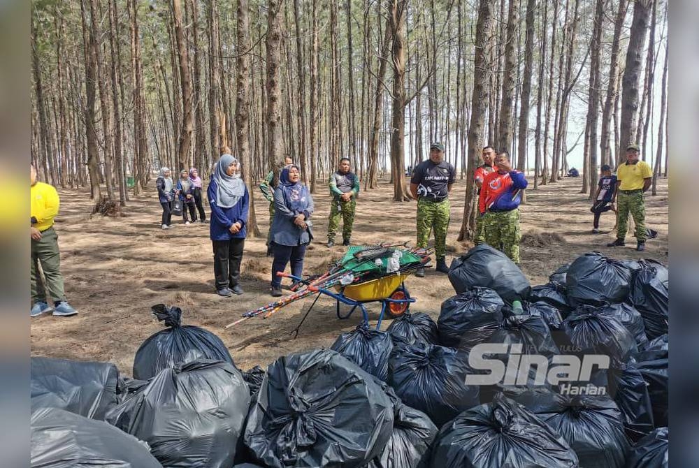 Sebanyak 500kg sampah dikutip di Pantai Senok atau lebih dikenali Pulau Nami pada Ahad.