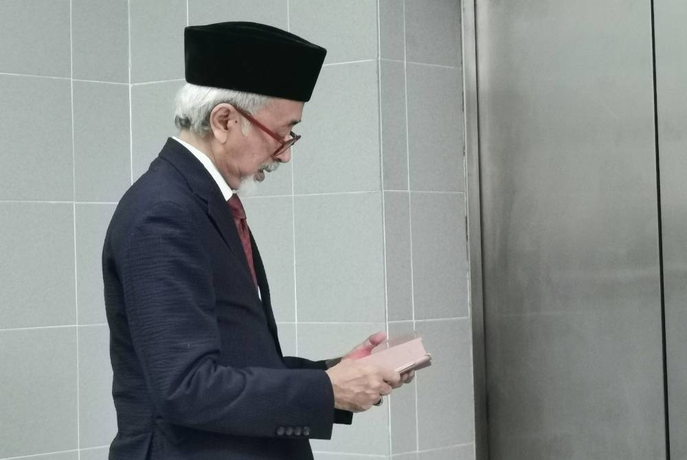 Raja Bahrin selepas keluar dari kamar Mahkamah Rayuan Syariah, di Kuala Terengganu pada Ahad.