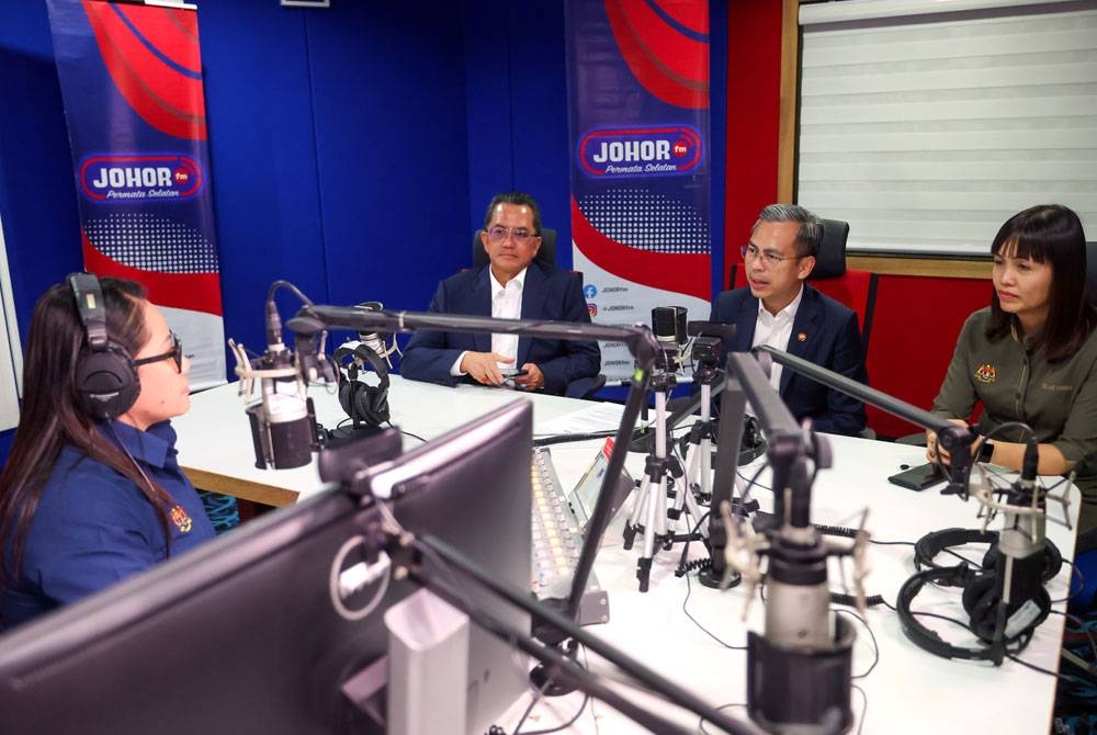 Fahmi (dua dari kanan) ditemubual Johor FM ketika mengadakan sesi Town Hall Bersama warga Kementrian Komunikasi Dan Digital di Radio Televisyen Malaysia Johor, pada Ahad. Turut sama, Nie Ching (kanan) dan Mohammad (tiga dari kanan). - Foto Bernama