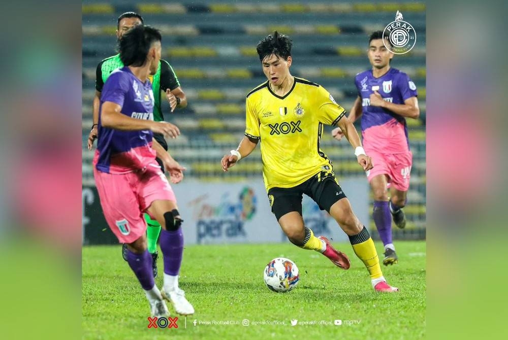 Seo Seonung menjadi wira Perak FC apabila menjaringkan dua gol menewaskan Kuching City FC di Stadium Perak di sini pada Ahad. - Foto FB Perak FC