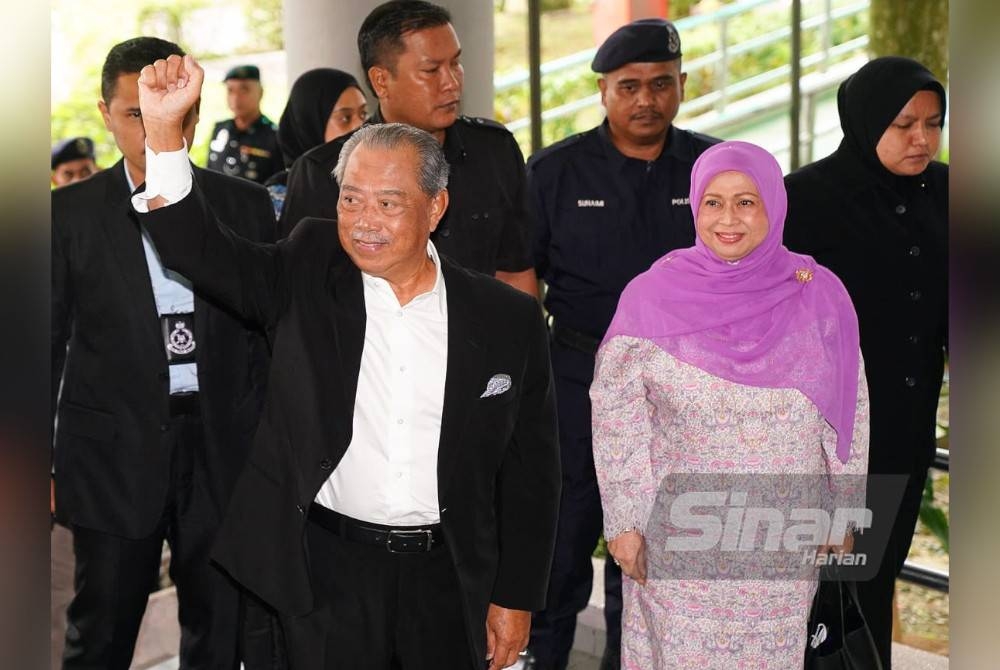 Muhyiddin bersama isterinya, Puan Sri Noorainee Abdul Rahman tiba di Mahkamah Sesyen Shah Alam sekitar jam 8.20 pagi Isnin. - Foto Sinar Harian/ROSLI TALIB