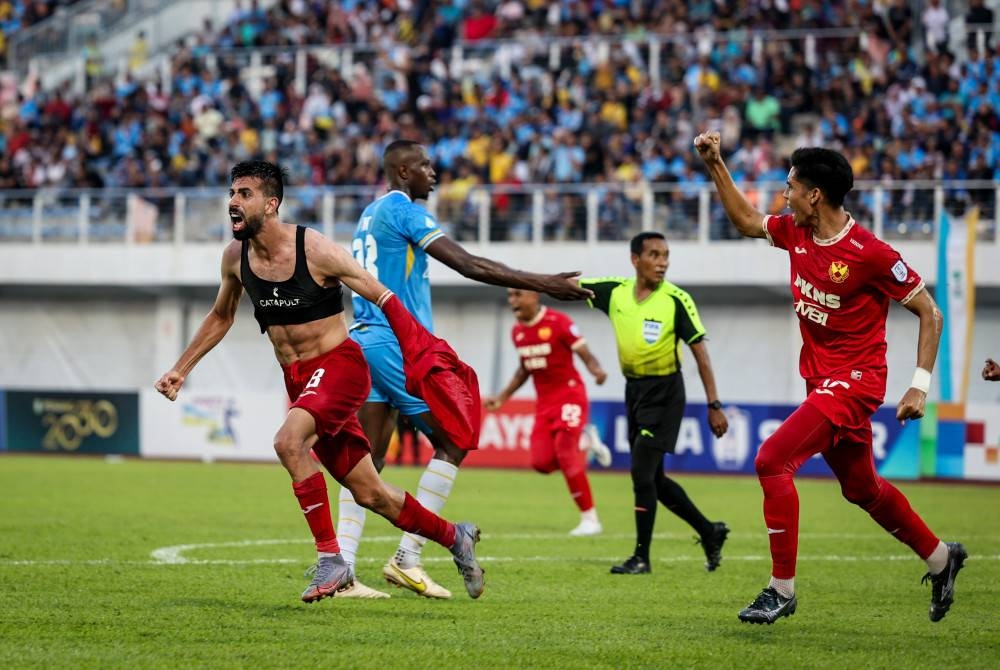 Pemain Selangor, Noor Al-Rawabdeh (kiri) meraikan jaringan gol pada perlawanan Liga Super menentang Penang di Stadium Bandaraya, pada Ahad.