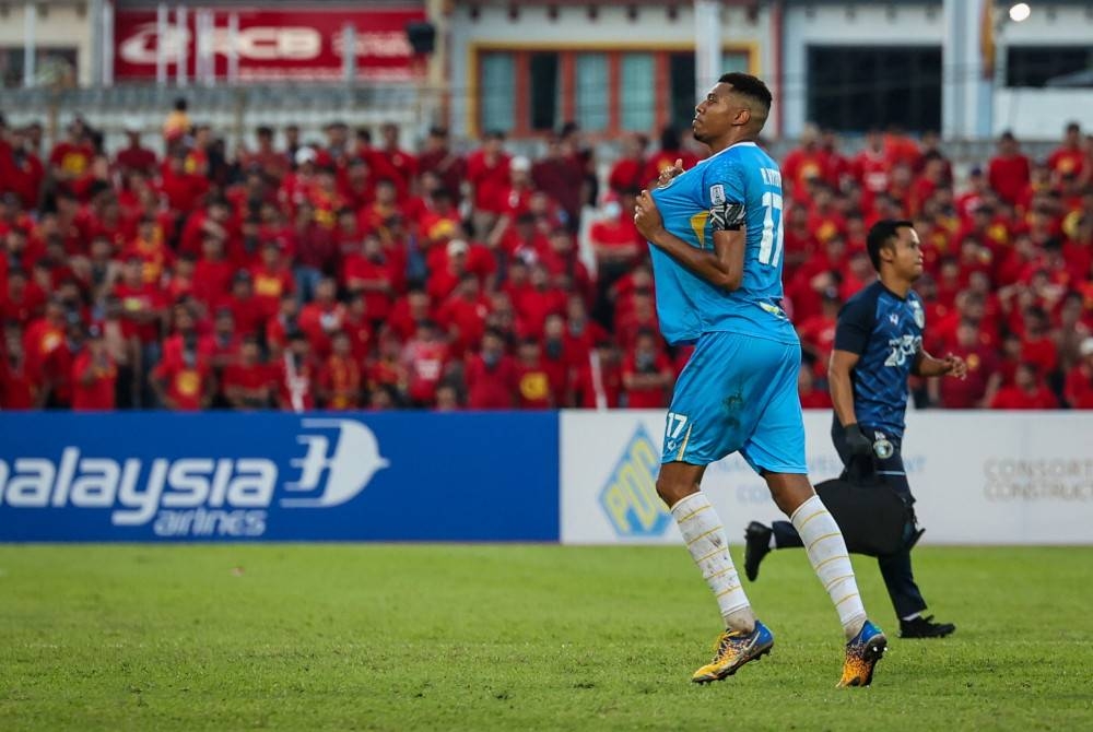 Pemain Penang, Rafael Vitor meraikan jaringan gol pada perlawanan Liga Super menentang Selangor di Stadium Bandaraya pada Ahad.