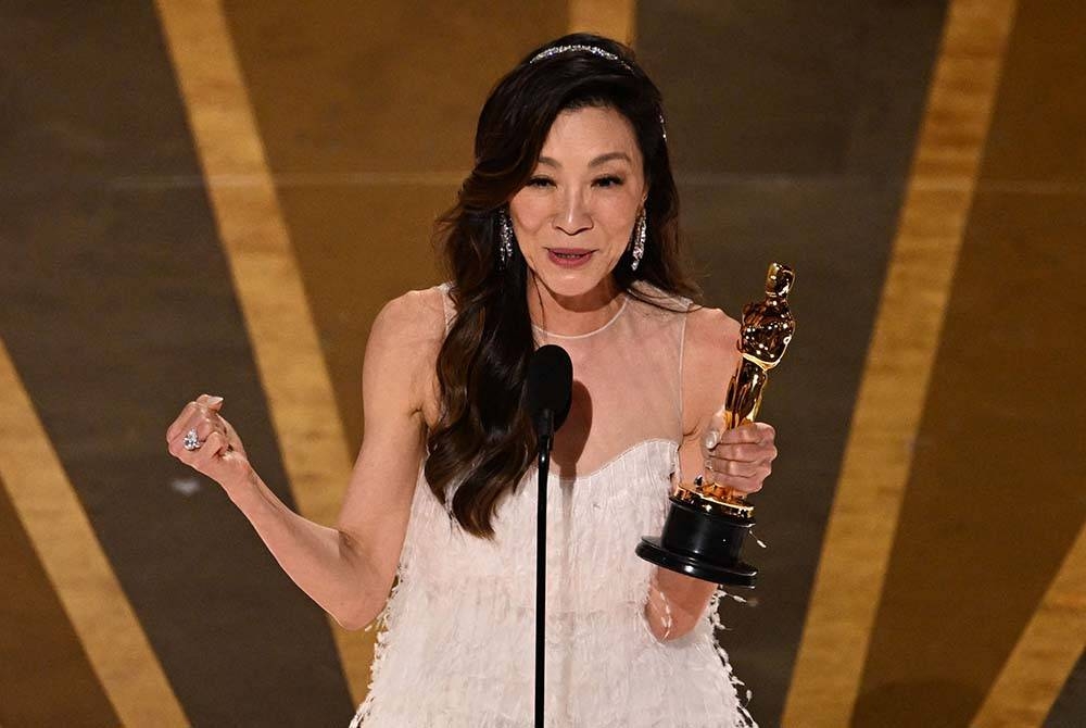 Michelle Yeoh melakar sejarah paling gemilang dalam kerjaya seninya apabila ditabalkan sebagai Pelakon Wanita Terbaik pada acara Anugerah Akademi ke-95 (Oscars 2023). - Gambar AFP