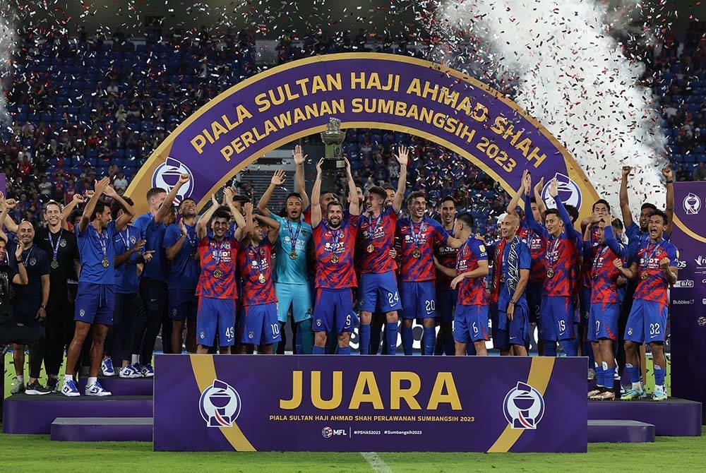 Pasukan JDT merangkul Piala Sultan Haji Ahmad Shah selepas menewaskan Terengganu FC 2-0 pada perlawanan Sumbangsih 2023 di Stadium Sultan Ibrahim baru-baru ini. - Foto Bernama