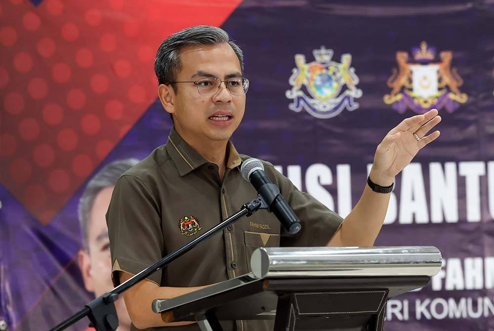 Fahmi berucap pada Majlis Penyampaian Bantuan Banjir dan Bantuan Persekolahan di Dewan Raya Kampung Sungai Tiram, pada Isnin. - Foto Bernama