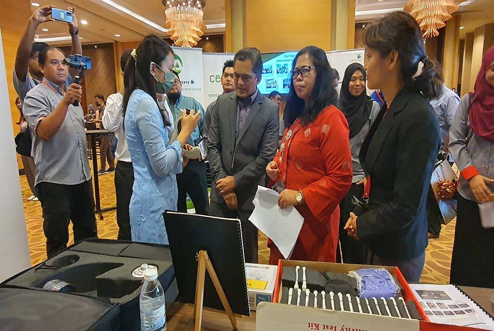 Sharifah Zakiah (dua dari kanan) ketika meninjau gerai pameran yang dibuka sempena Seminar Alam Sekitar ‘Invest In Our Planet’ di Seberang Jaya pada Isnin.