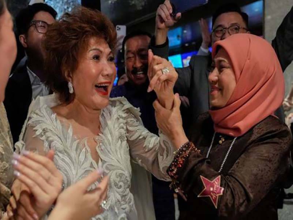 Janet Yeoh, ibu kepada Michelle Yeoh meraikan kejayaan anaknya memenangi Oscar. - AP