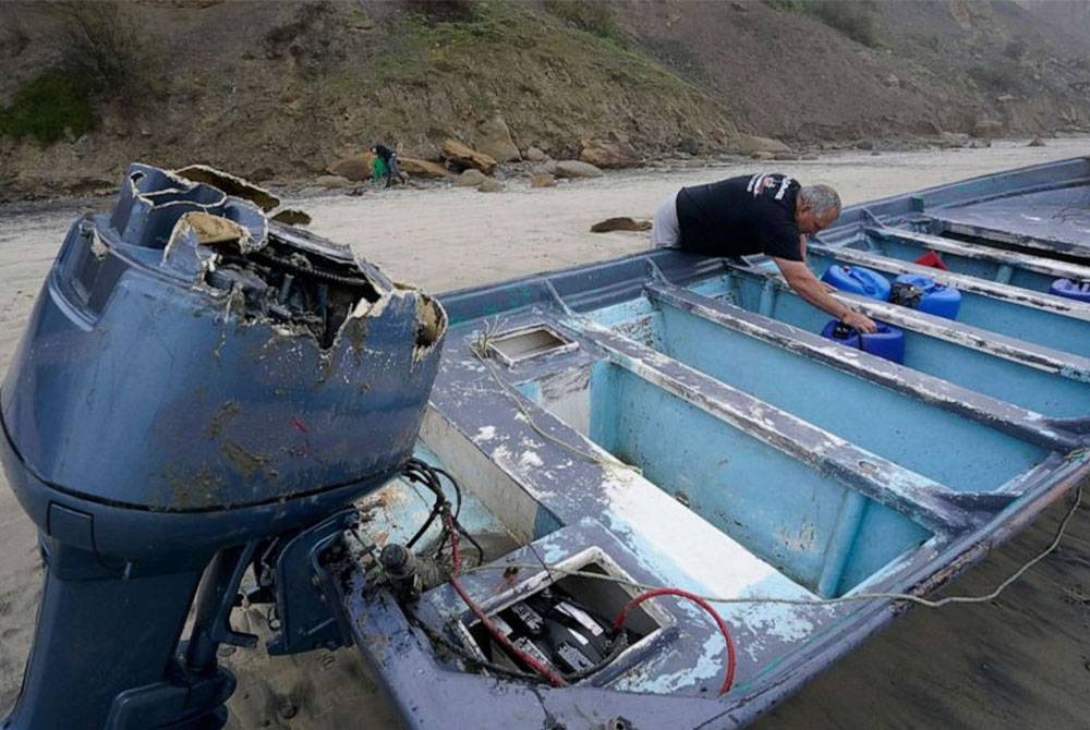 Dua bot yang terlibat dalam menyeludup pendatang asing dilaporkan terbalik di perairan San Diego, California. - Foto AP