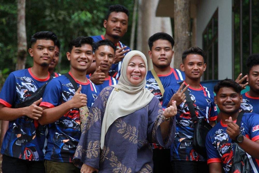 Shahaniza bersama golongan muda yang terlibat dalam program Konvo Kuala Sentul di Pahang baru-baru ini.