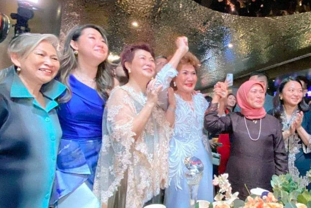 Keluarga Michelle Yeoh bersama Hannah (kanan) dan Nancy (dua dari kanan) di sebuah majlis di ibu negara.