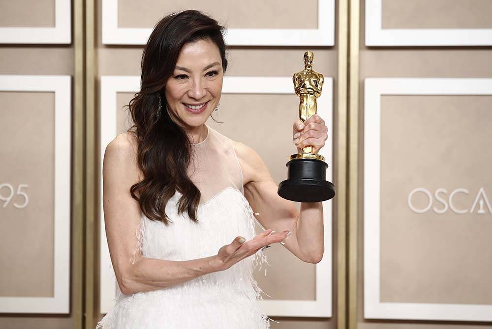 Michelle Yeoh merangkul trofi Pelakon Wanita Terbaik pada Anugerah Akademi (Oscar) Ke-95 menerusi lakonannya dalam filem drama komedi "Everything Everywhere All at Once”. - Foto EPA