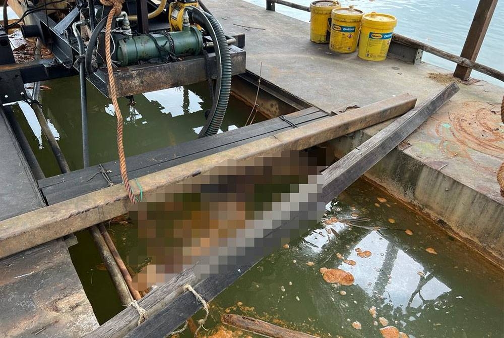 Mayat seorang lelaki dijumpai dalam keadaan terapung berhampiran tongkang mesin penyedut pasir di Sungai Kuala Berang, dekat Kampung Gaung, di Hulu Terengganu pada Isnin. Foto: PDRM