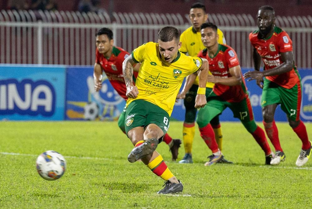 Pemain Kedah Darul Aman FC, Manuel Federico Hidalgo Gasparini jaringkan gol kedua dengan mengambil sepakan penalti pada aksi perlawanan Liga Super menentang pasukan Kelantan United FC di Stadium Sultan Muhammad Ke-IV hari ini. - Foto Bernama