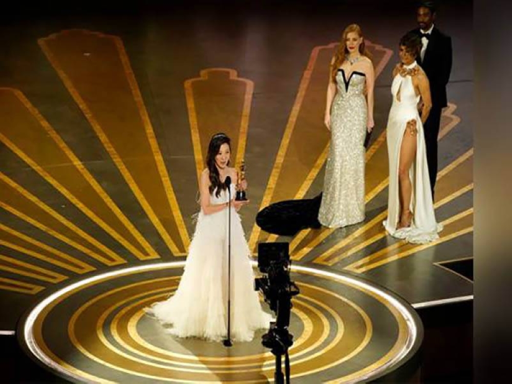 Kejayaan Michelle Yeoh pada acara Oscar 2023 masih terus menjadi bahan perbincangan dalam kalangan penggemar filem serta netizen di seluruh dunia. - Foto AP