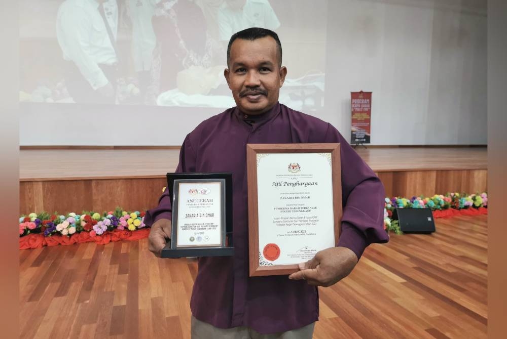 Zakaria bersama sijil penghargaan yang diterima pada Program Derma Darah dan Mass CPR sempena Hari Pembantu Perubatan peringkat negeri di Dewan Perdana Al-Wathiqu Billah di Kuala Nerus, Terengganu.