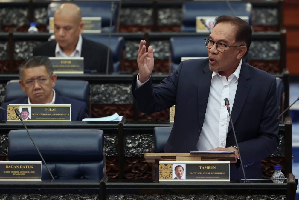 Anwar ketika sesi soal jawab pada Mesyuarat Pertama Penggal Kedua Parlimen ke-15 di Bangunan Parlimen pada Selasa. - Foto Bernama