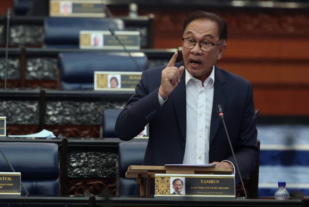 Anwar ketika sesi soal jawab pada Mesyuarat Pertama Penggal Kedua Parlimen ke-15 di Bangunan Parlimen pada Selasa. - Foto Bernama