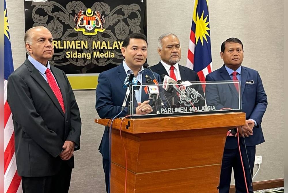 Dari kiri: Pengerusi Bersama Pemudah, Datuk Dr Ameer Ali Mydin, Rafizi, Ketua Pengarah Perbadanan Produktiviti Malaysia (MPC), Datuk Abdul Latif Abu Seman dan Ketua Setiausaha Kementerian Ekonomi, Datuk Nor Azmie Diron ketika sidang media di bangunan Parlimen pada Selasa.