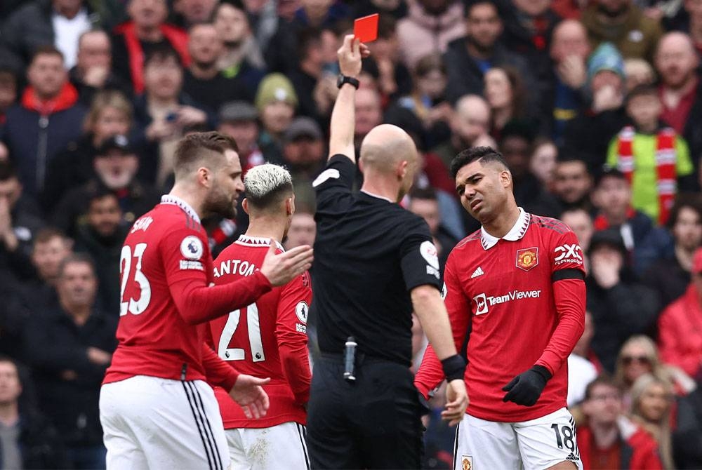 Casemiro (kanan) dilayangkan kad merah pada aksi menentang Southampton Ahad lalu. -Foto AFP