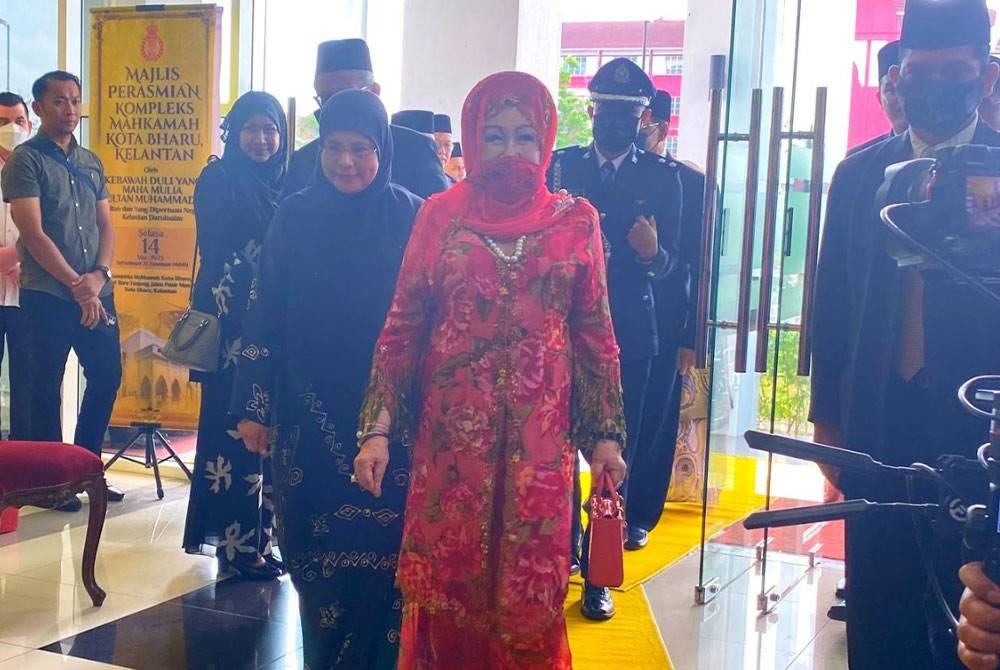 Tengku Maimun (kiri) menyambut ketibaan Raja Perempuan Kelantan, Tengku Anis Tengku Abdul Hamid semasa majlis perasmian Kompleks Mahkamah Kota Bharu, pada Selasa.