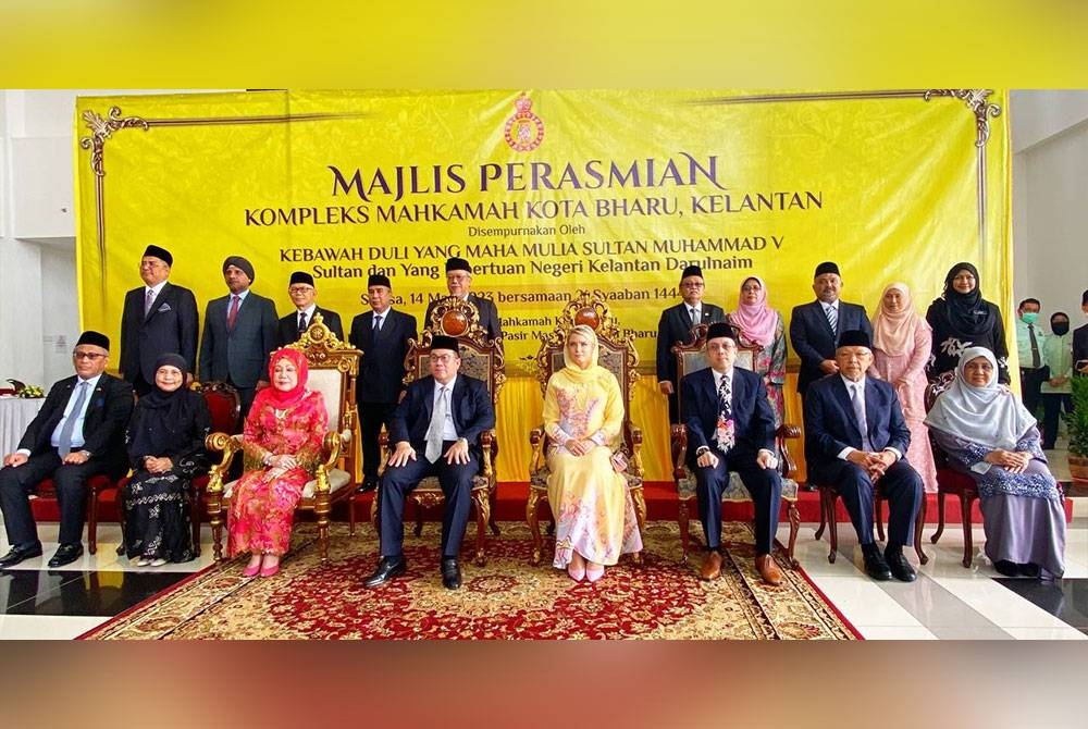 Ramkarpal Singh (dua, kiri berdiri) bersama tetamu kehormat semasa Majlis Perasmian Kompleks Mahkamah Kota Bharu pada Selasa.