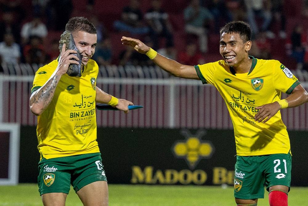 Manuel Hidalgo (kiri) meraikan jaringan bersama rakan sepasukannya pada perlawanan Liga Super menentang Kelantan United di Stadium Sultan Muhammad IV, Kota Bharu pada Isnin. - Foto Bernama