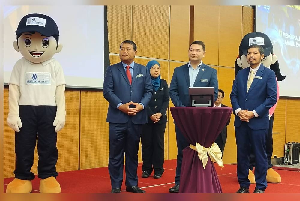 Rafizi (tengah) melancarkan Banci Ekonomi 2023, di Kuala Lumpur pada Selasa.