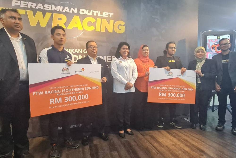 Saraswathy (empat dari kiri) selepas menyerahkan replika cek Skim Pembiayaan Lisensi (Projek BYOB) Pernas kepada FTW Racing cawangan Selatan dan Kuantan pada Selasa.