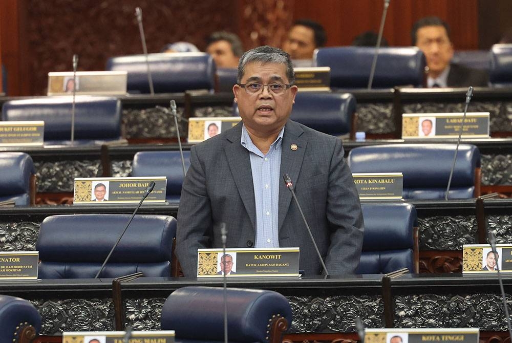 Aaron Ago yang juga Ahli Parlimen Kanowit ketika perbahasan sesi jawatankuasa Belanjawan pada Mesyuarat Pertama Penggal Kedua Parlimen ke-15 di Bangunan Parlimen pada Selasa. - Foto: Bernama