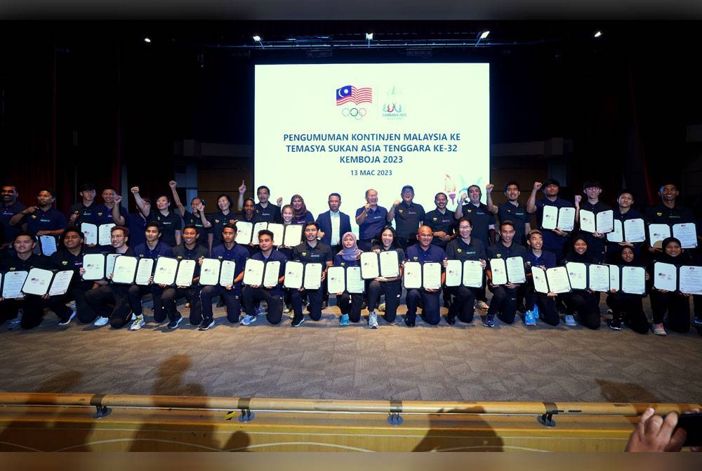 Presiden Majlis Olimpik Malaysia (MOM) Tan Sri Mohamad Norza Zakaria (tengah) bersama atlet pada Majlis Pengumuman Kontinjen Malaysia ke Temasya Sukan Asia Tenggara Ke-32 Kemboja 2023 pada Isnin. - Foto Bernama