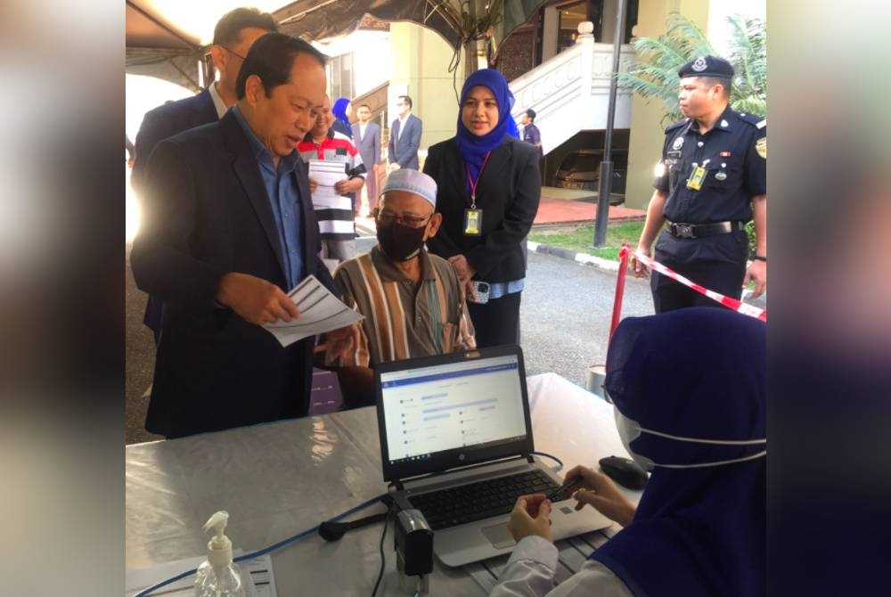 Ahmad (kiri) ketika lawatan kerja di LHDN Kelantan pada Rabu.