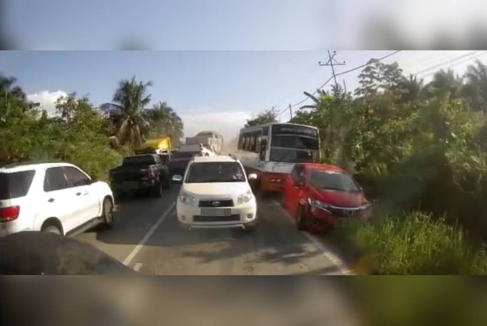 Tangkap layar video tular kemalangan 11 kenderaan di Batu 31, Jalan Labuk, Sandakan pada Selasa.