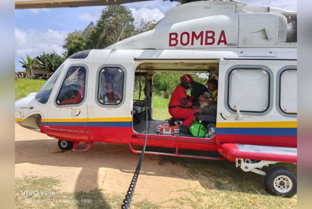 Bayi lapan bulan yang dalam keadaan lemah dan pucat dipangku ibunya menaiki pesawat jenis Agusta Westland 139. - Foto JBPM