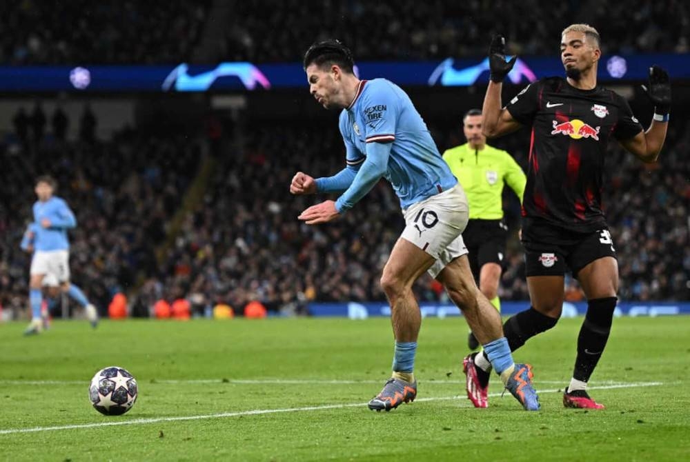 Henrichs (kanan) mengawal pergerakan pemain City dalam saingan Liga Juara-Juara. - Foto AFP