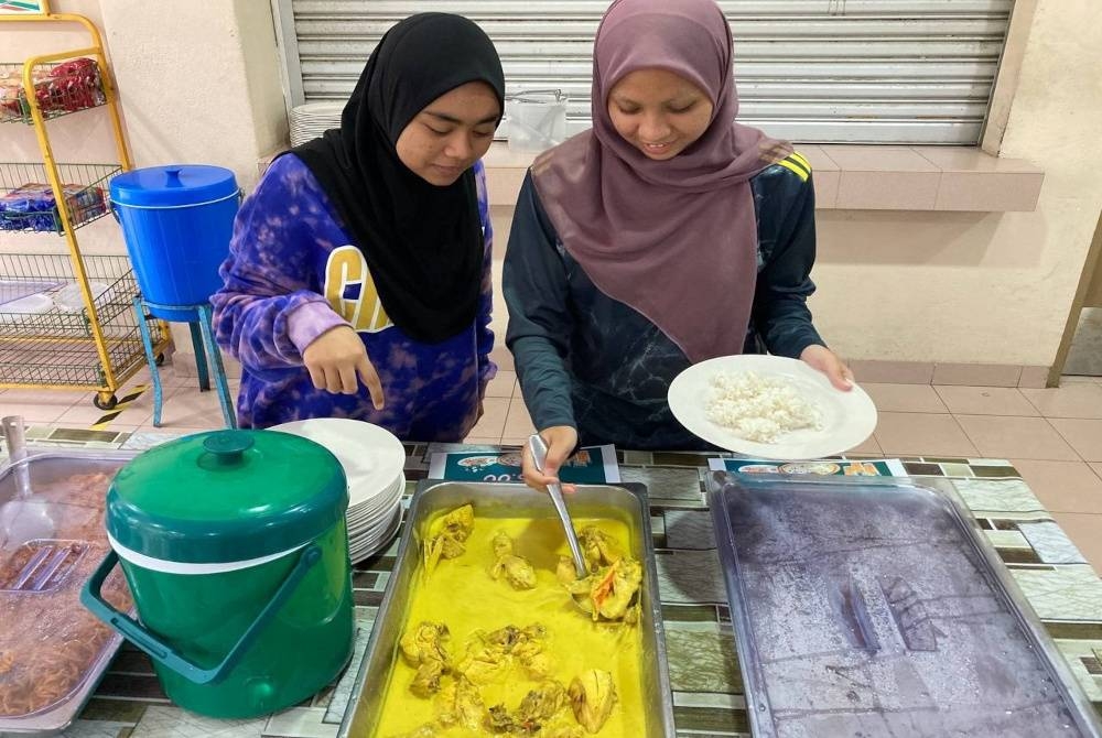 Pelajar menikmati Menu Rahmah dengan harga berpatutan iaitu serendah RM3.50.