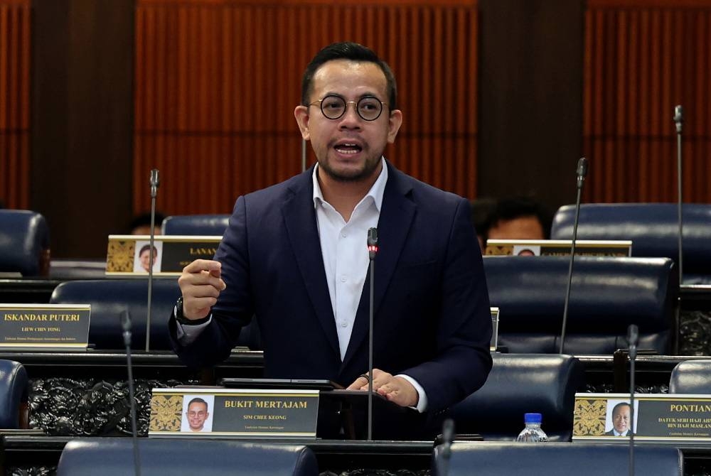 Steven Sim ketika sesi soal jawab pada Mesyuarat Pertama Penggal Kedua Parlimen ke-15 di Bangunan Parlimen pada Rabu. - Foto Bernama