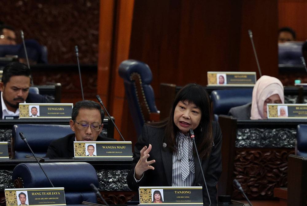 Hui Ying ketika sesi soal jawab pada Mesyuarat Pertama Penggal Kedua Parlimen ke-15 di Bangunan Parlimen pada Rabu. - Foto Bernama