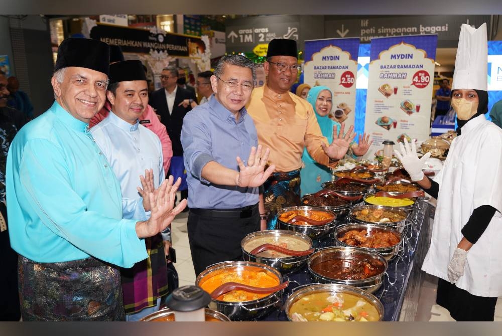 Salahuddin Ayub dan Pengarah Urusan Mydin, Datuk Ameer Ali Mydin melancarkan Bazar Ramadan Menu Rahmah di Pasar Raya Besar Mydin selepas perasmian Kempen Mydin 'Klasiknya Raya' pada Rabu.