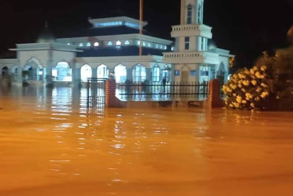 Salah sebuah masjid yang dinaiki air di Batu Pahat.