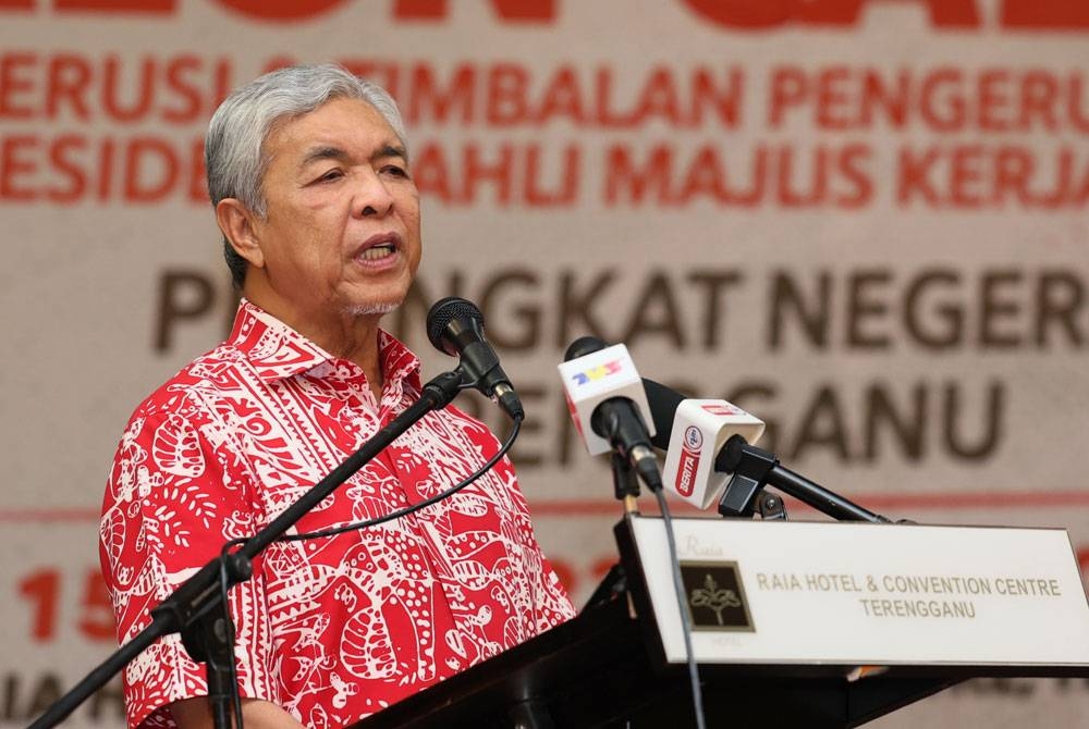 Ahmad Zahid menyampaikan ucapan pada Majlis Pengenalan Calon-Calon Naib Presiden dan Majlis Kerja Tertinggi (MKT) bagi pemilihan UMNO 2023-2026. -Foto Bernama