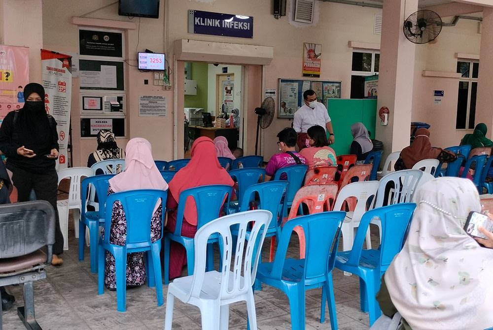 Orang ramai menunggu untuk mendapatkan rawatan di Klinik Kesihatan Presint 9, Putrajaya selepas waktu pejabat.