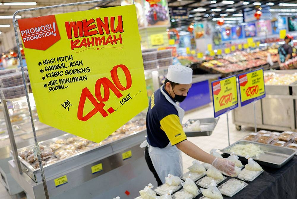 Juadah makanan yang telah siap dibungkus untuk pelanggan ketika tinjauan mengenai inisiatif Menu Rahmah di pasar raya Mydin dekat Ayer Keroh. - Foto Bernama