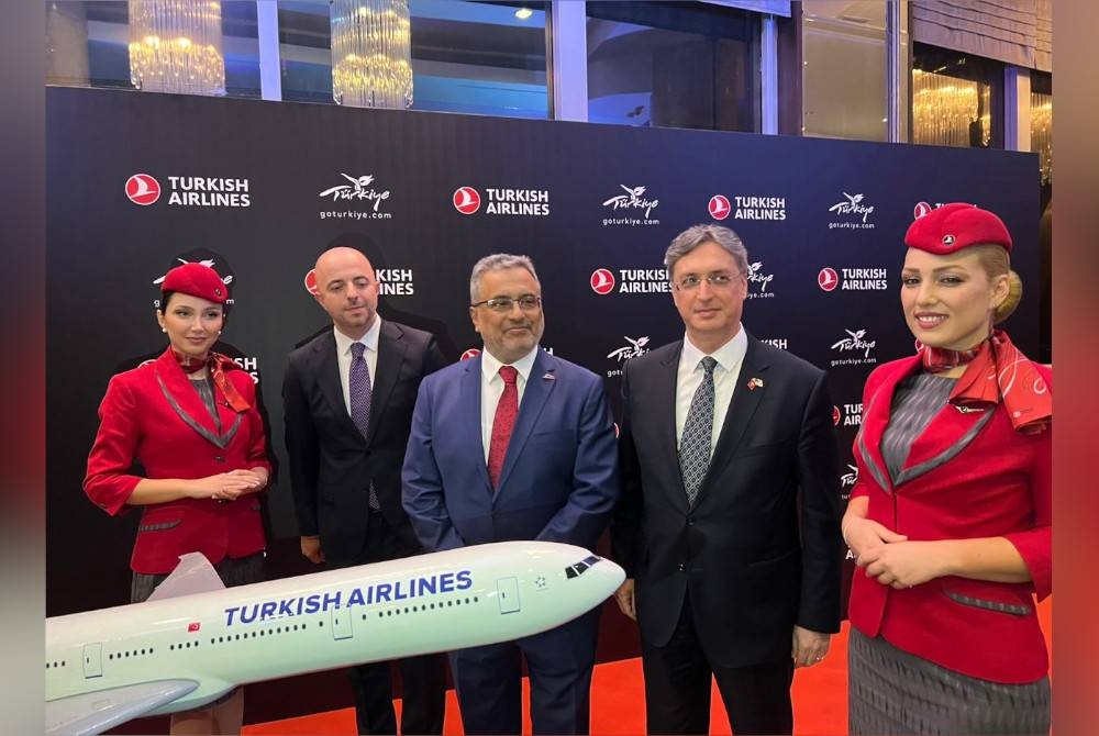 Ahmad Bolat (tiga kanan) bergambar bersama replika kapal terbang Turkish Airlines selepas Majlis ‘Connect With Turkiye with Turkish Airlines’ pada Rabu.