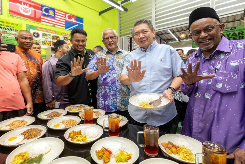 Salahuddin (dua dari kanan) menunjukkan antara Menu Rahmah yang disediakan di sebuah restoran sempena pelancaran Menu Rahmah Peringkat Negeri Kelantan pada 2 Mac lalu. - Foto Bernama