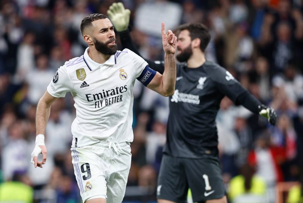 Karim Benzema meraikan jaringannya ketika berdepan Liverpool. - Foto EPA