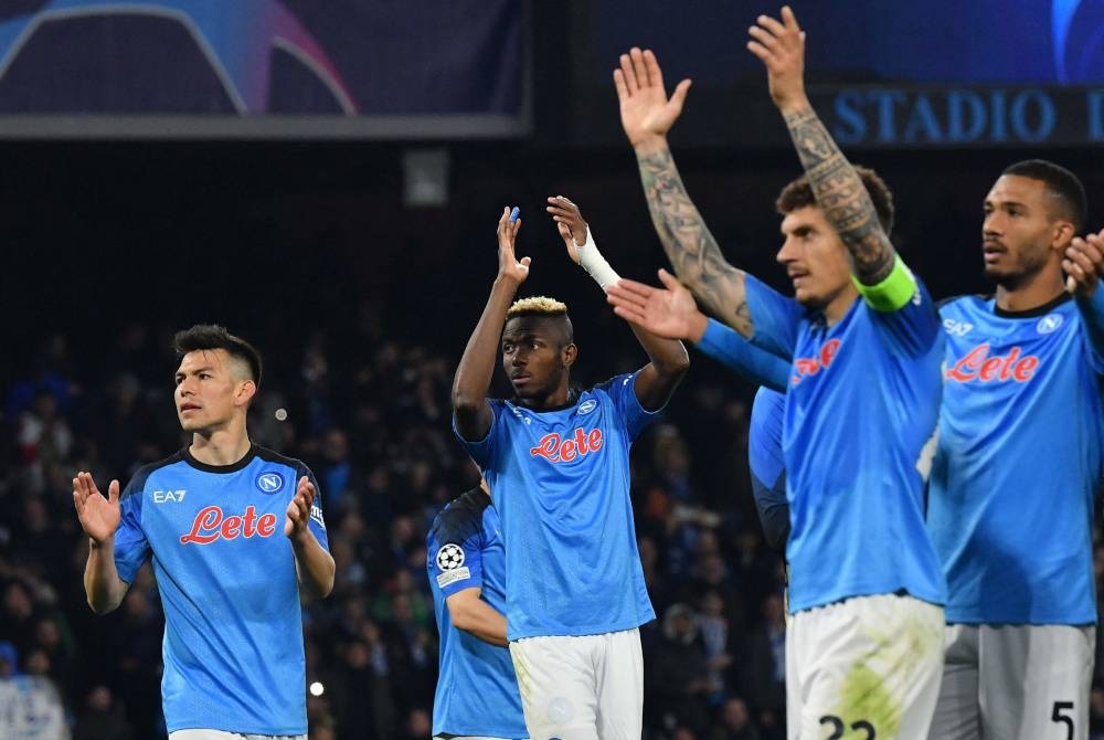 Pemain Napoli meraikan kejayaan mara ke suku akhir. - Foto AFP