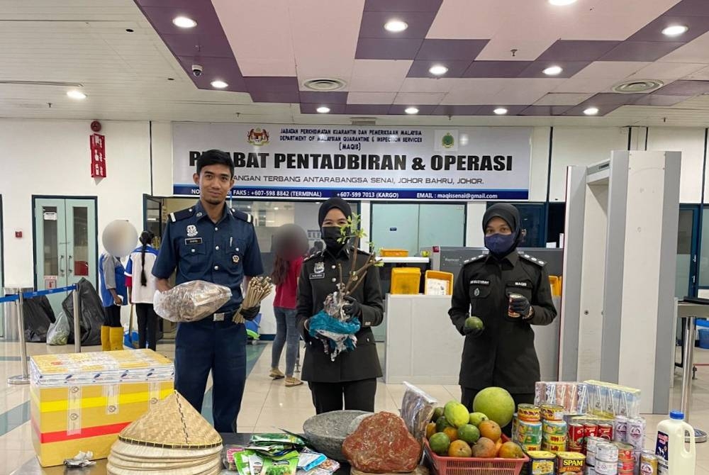 Segelintir penumpang dari Thailand, Indonesia dan Vietnam dikesan membawa masuk produk pertanian dan haiwan seperti buah limau, daging babi dan susu dengan menyembunyikannya di dalam bagasi pakaian.