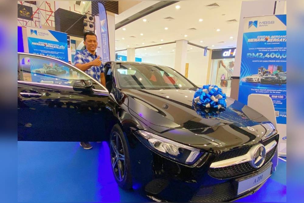 Mohamad Jefri tidak pernah menyangka kereta mewah yang menjadi idaman ramai itu akan menjadi miliknya selepas memenangi kategori cabutan utama yang diadakan di Pasar Raya Mydin Tunjong, Kota Bharu pada Sabtu.